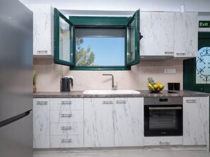 Fridge, oven, coffee/tea maker, electric kettle - Gazi Nature Retreat (Kavrochori)