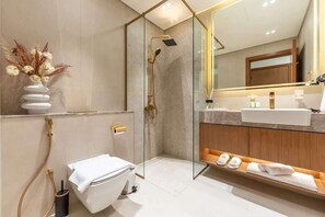 Een douche, een haardroger, handdoeken