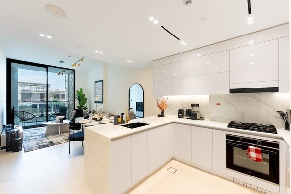 Coffee/tea maker, fridge, microwave, oven
