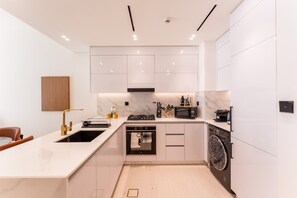 Kühlschrank, Mikrowelle, Ofen, Wasserkocher mit Kaffee-/Teezubehör