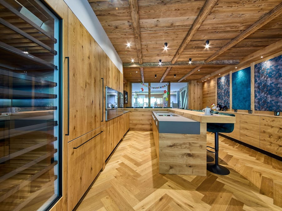 Großer Kühlschrank, Ofen, Herdplatte, Geschirrspüler