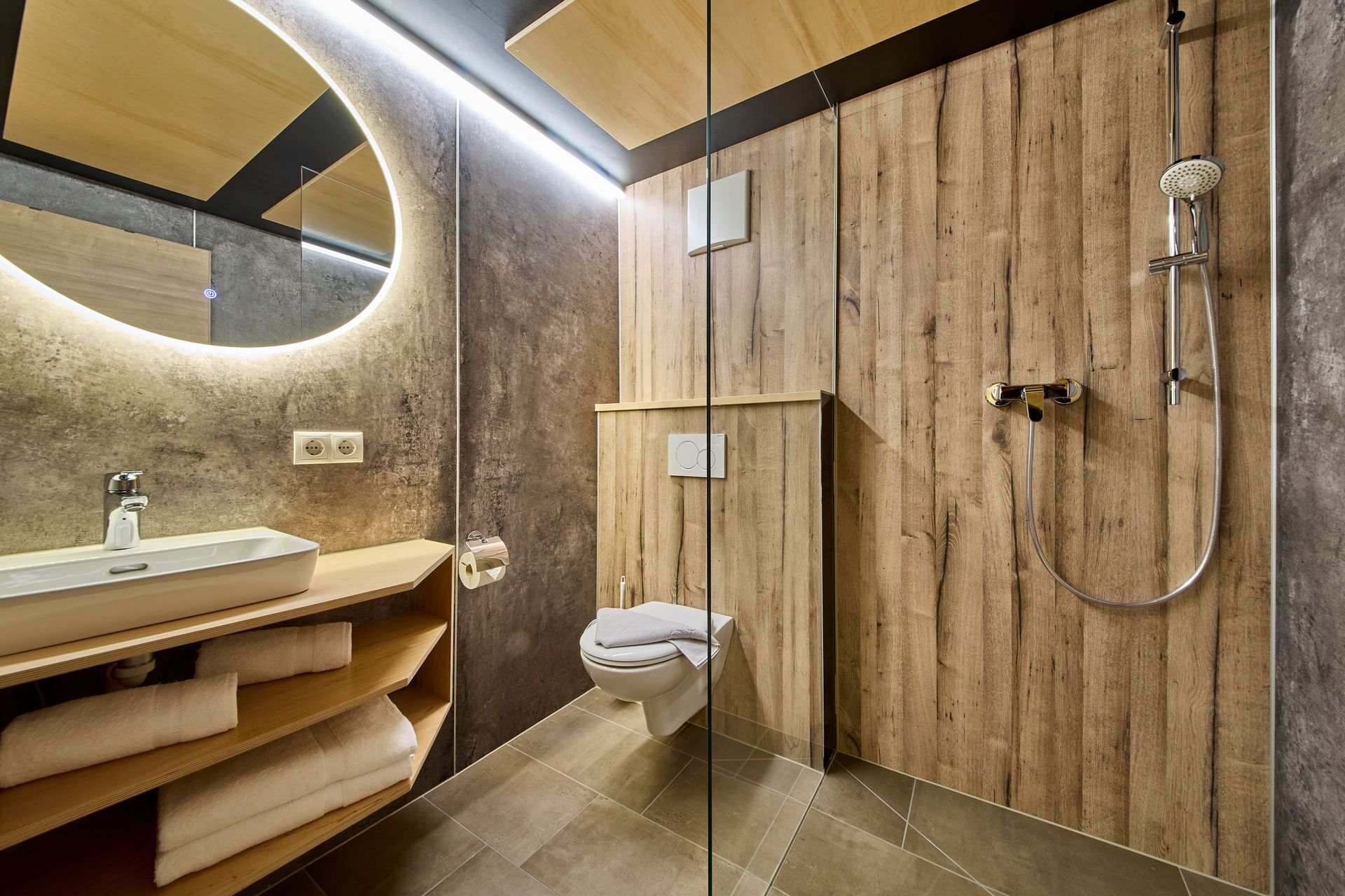 Shower, pengering rambut, handuk, dan sabun