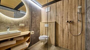 Shower, pengering rambut, handuk, dan sabun