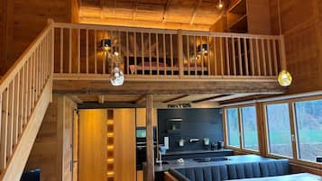 Basic-Apartment, 1 Schlafzimmer, Bergblick | Wohnbereich | 50-Zoll-Flachbildfernseher mit Kabelempfang