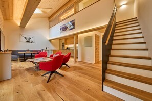 Comfort appartement, 2 slaapkamers, uitzicht op bergen | Woonruimte | Een 50-inch flatscreentelevisie met kabelzenders