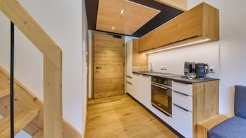 Refrigerador con freezer, horno, placa de cocina, lavavajillas