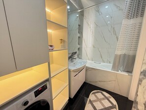 Sèche-cheveux, serviettes fournies, savon, papier toilette