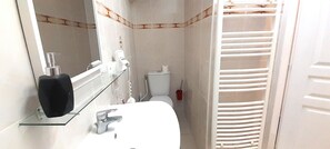 Een douche, een haardroger, handdoeken, toiletpapier