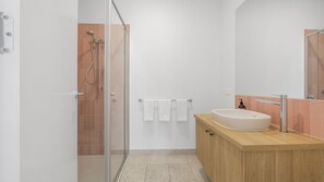 Shower, hair dryer - Opal Villa - Perfect for Couples (Warrnambool)