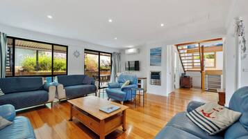 Una Smart TV, una chimenea, una mesa de tenis de mesa, libros