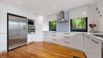 Frigorífico, microondas, horno y placa de cocina