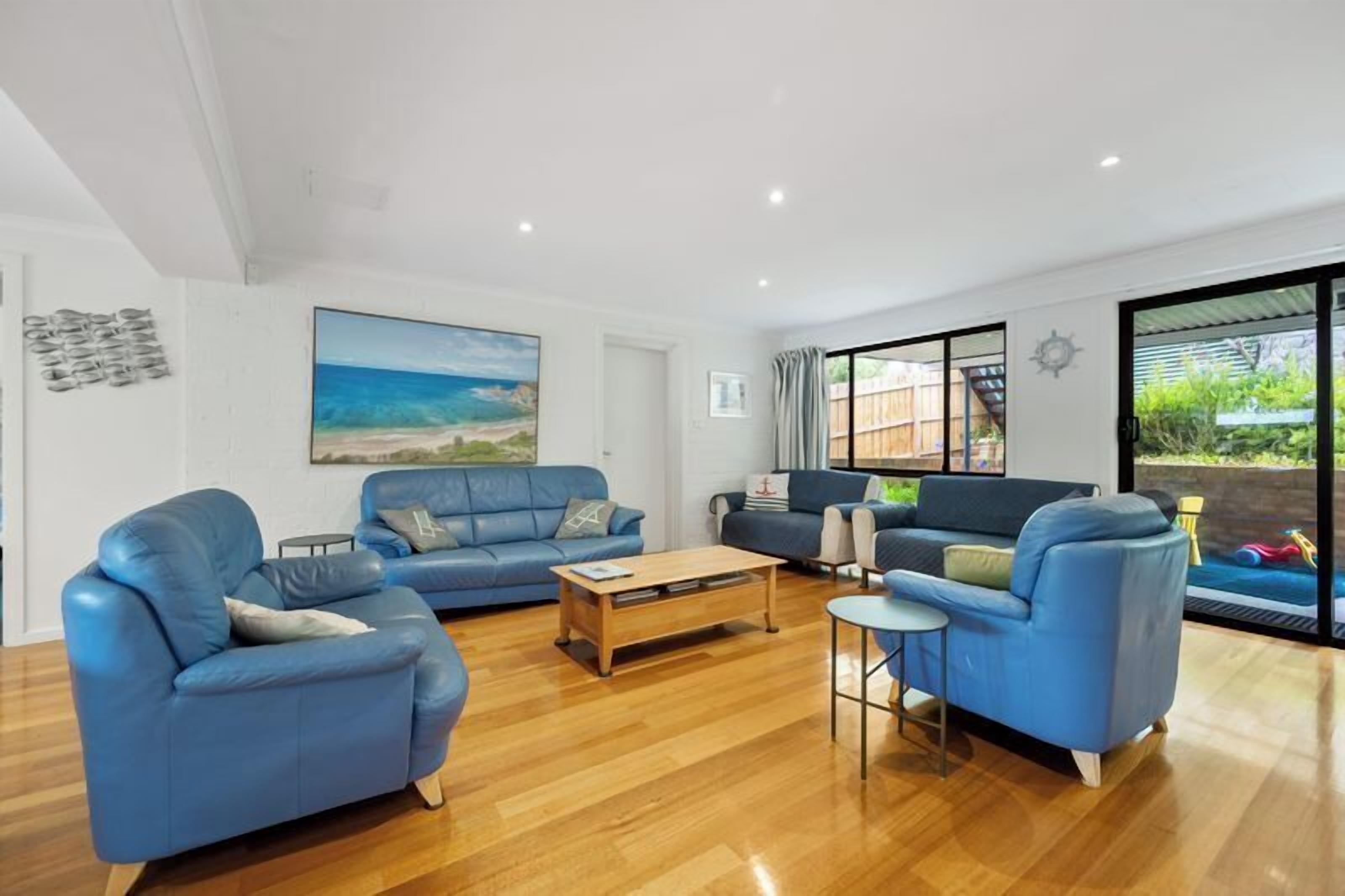 Smart TV, caminetto, tavolo da ping pong, libri