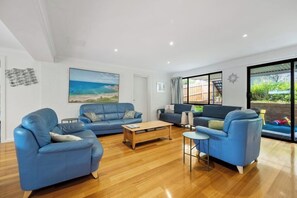 スマートテレビ、暖炉、卓球台、書庫