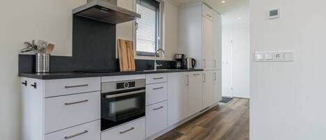 Kühlschrank, Mikrowelle, Herdplatte, Geschirrspüler