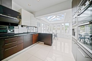 Microondas, horno y lavavajillas 