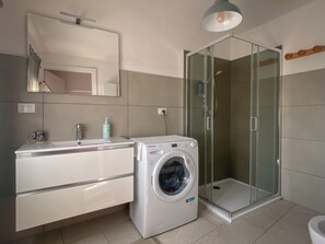 Haartrockner, Bidet, Handtücher, Seife