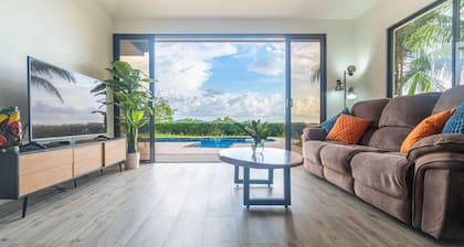 Amazing views of Ojochal and Pacific Ocean-Walk to restaurant-private-Gated-Pool