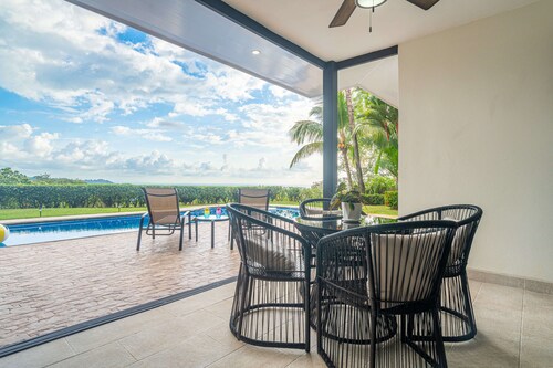 Amazing views of Ojochal and Pacific Ocean-Walk to restaurant-private-Gated-Pool