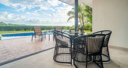 Amazing views of Ojochal and Pacific Ocean-Walk to restaurant-private-Gated-Pool
