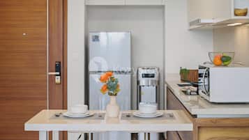 Apartment, 1 Bedroom, City View | Dining room
