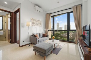 apartman, 1 hálószobával, kilátással a városra | Nappalirész | Síkképernyős tévé