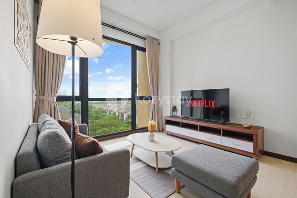 Apartamento, 1 quarto, vista para a cidade | Área de estar | TV de tela plana