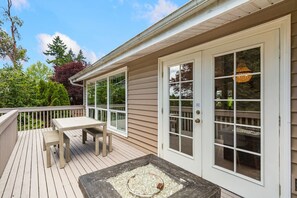 Outdoor dining - Lake Escape w/ Office & Yard (Kirkland)