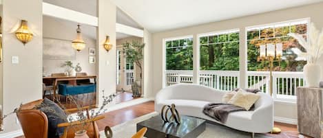 Televisión, chimenea y estéreo