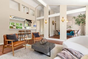 TV, fireplace, stereo - Lake Escape w/ Office & Yard (Kirkland)