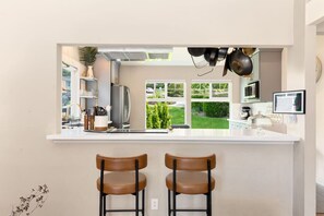 Fridge, microwave, oven, stovetop - Lake Escape w/ Office & Yard (Kirkland)