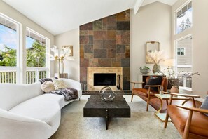 TV, fireplace, stereo - Lake Escape w/ Office & Yard (Kirkland)