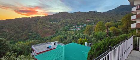 Luxury-Dreibettzimmer, Bergblick | Terrasse/Patio