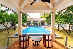 Villa, piscine privée, vue sur le jardin | Terrasse/patio