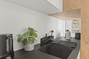 Micro-ondes, plaque de cuisson, lave-vaisselle, cafetière/bouilloire
