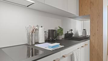 Mikrowelle, Herdplatte, Geschirrspüler