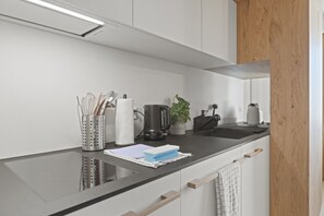 ميكروويف، موقد طهي مسطح، غسالة أطباق، ماكينة لصنع القهوة/الشاي