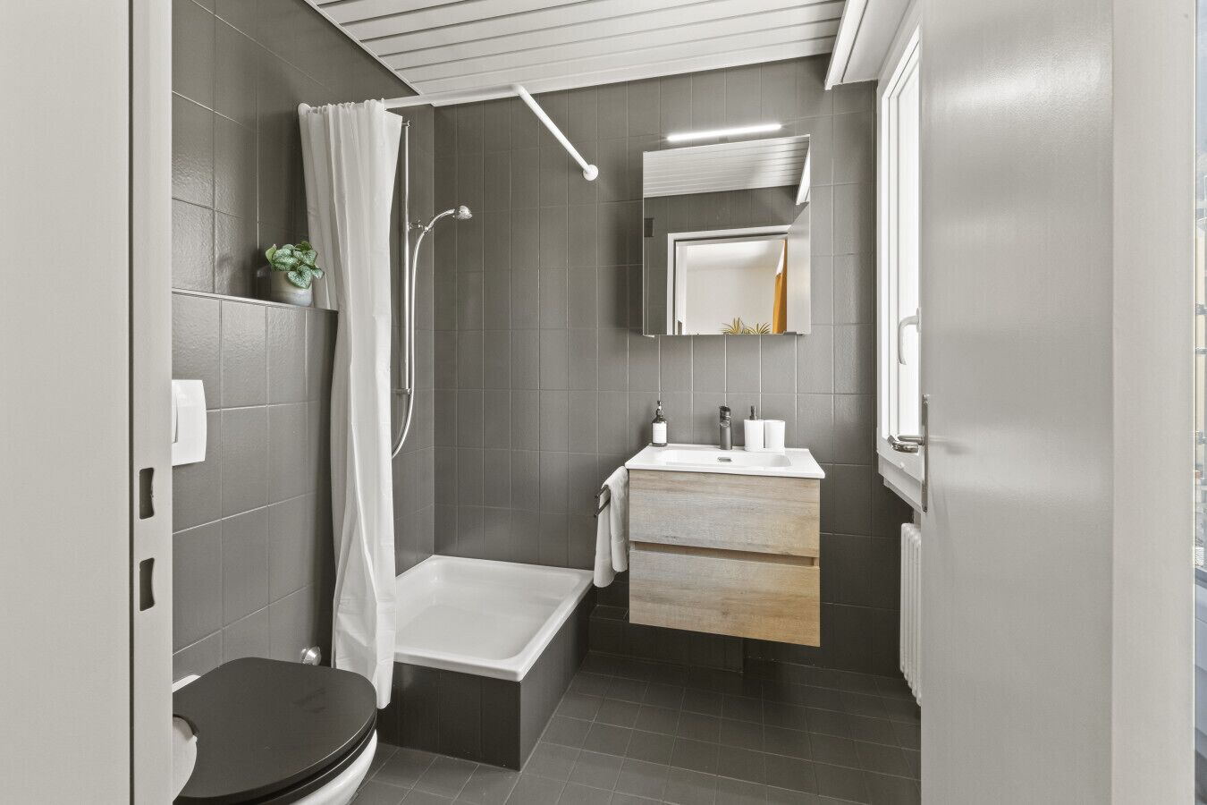 Sèche-cheveux, serviettes fournies