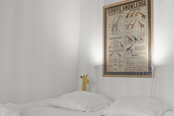 Tabla de planchar con plancha, wifi gratis y ropa de cama 