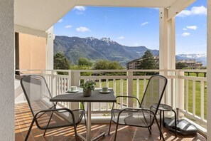 Outdoor dining - Les Tilleuls spa & mountain getaway (Saillon)