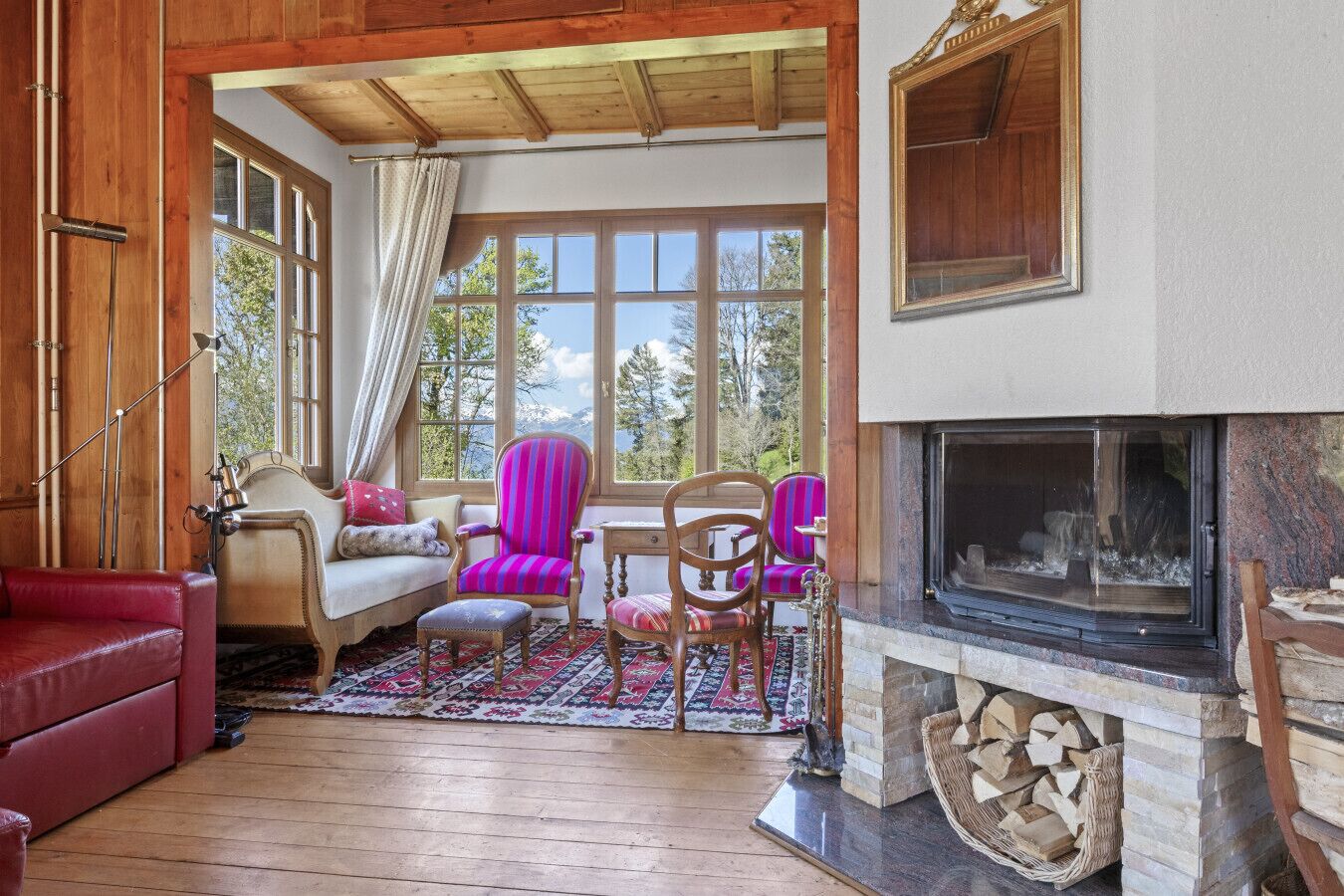 Cheminée, livres, chaîne hi-fi