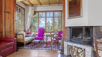 Cheminée, livres, chaßne hi-fi