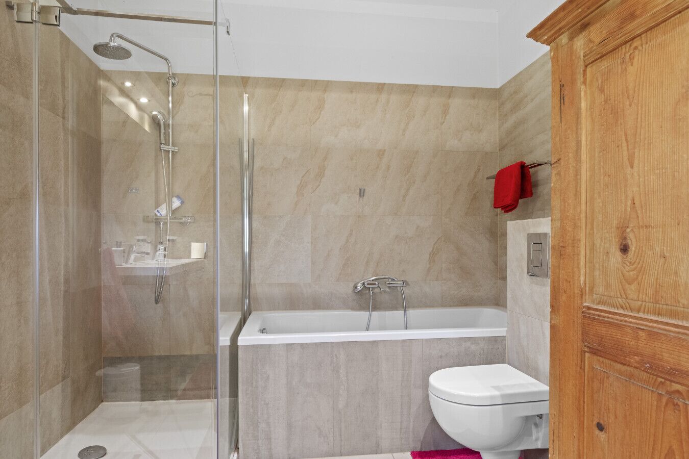 Ein modernes Badezimmer mit einer Glasdusche, einer freistehenden Badewanne und einem WC.