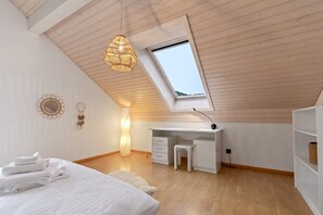 Iron/ironing board, free WiFi, bed sheets