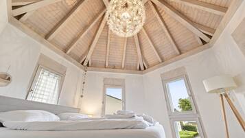 Tabla de planchar con plancha, wifi gratis y ropa de cama