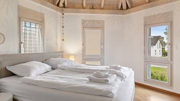 4 bedrooms, iron/ironing board, free WiFi, bed sheets
