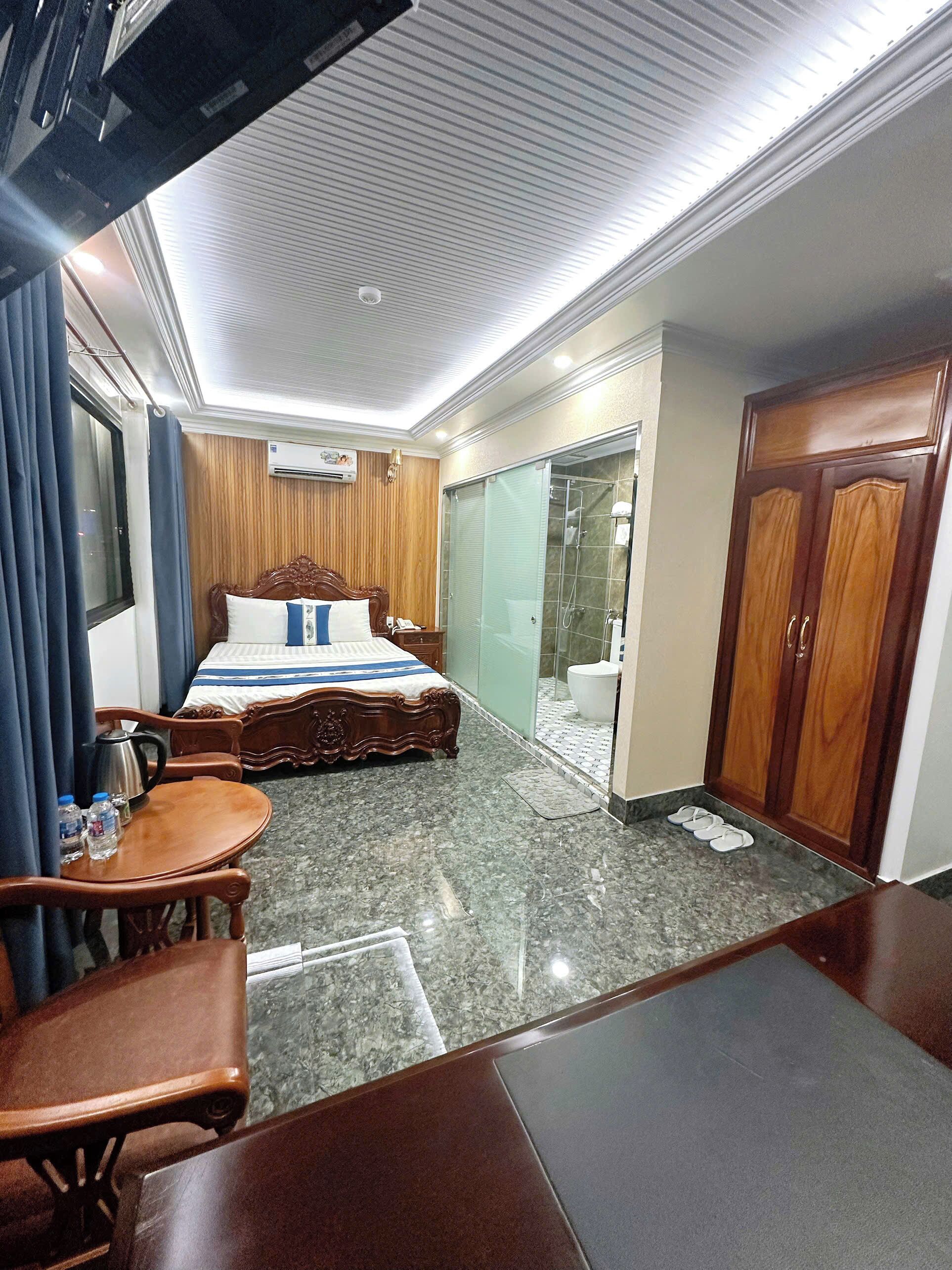 Quarto casal luxo, 1 cama King, vista para a cidade | Roupas de cama de algodão egípcio, roupas de cama premium, frigobar