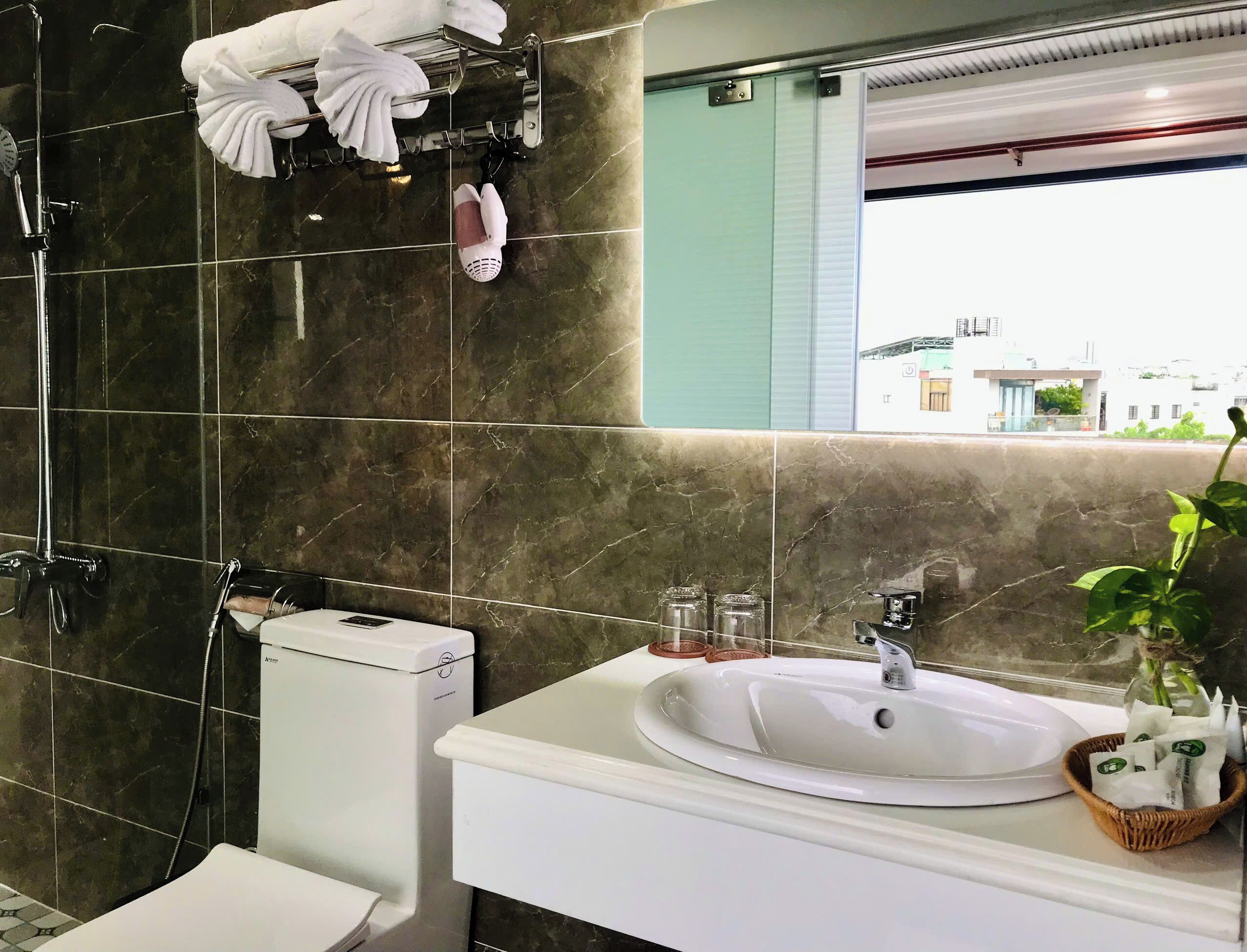 Quarto casal panorâmico, 1 cama King, vista para a cidade | Banheiro | Chuveiro, ducha de hidromassagem, produtos de toalete de grife 