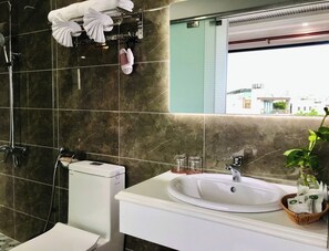 Panoramic Double Room, 1 King Bed, City View | Bathroom - Cozy 86 Homestay (Can Tho)
