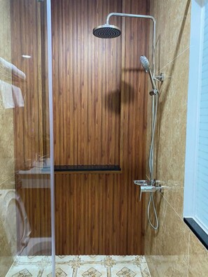 Superior Double Room, 1 King Bed, City View | Bathroom | Shower, hydromassage showerhead, designer toiletries, hair dryer - Cozy 86 Homestay (Can Tho)
