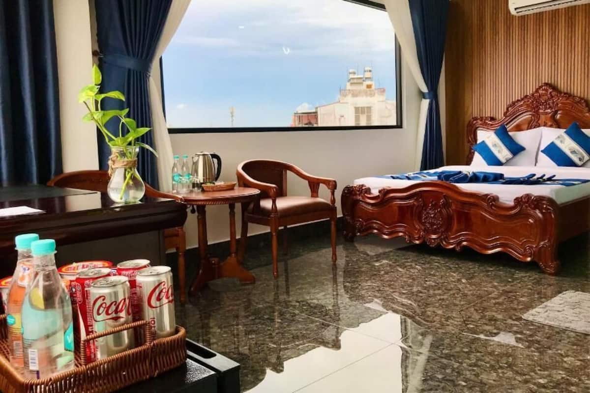 Deluxe Double Room, 1 King Bed, City View | Egyptian cotton sheets, premium bedding, memory-foam beds, minibar